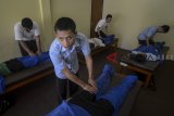 Sejumlah warga difabel mengikuti pelatihan pijat shiatsu di Balai Rehabilitasi Sosial Penyandang Disabilitas Sensorik Netra Wyata Guna, Bandung, Jawa Barat, Selasa (12/3/2019). Pelatihan tersebut ditujukan untuk kemandirian warga difabel serta mata pencaharian setelah keluar dari Wyata Guna. ANTARA JABAR/Raisan Al Farisi/agr