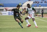 Pesepakbola Persebaya Surabaya Amido Balde (kanan) berusaha mengecoh pesepakbola Tira Persikabo Vava Maric Yagalo (kiri) saat pertandingan Grup A Piala Presiden di Stadion Si Jalak Harupat, Kabupaten Bandung, Jawa Barat, Selasa (12/3/2019). Pertandingan Persebaya Surabaya melawan Tira Persikabo berakhir seri dengan skor 0-0. ANTARA JABAR/M Agung Rajasa/agr