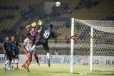 Pesepakbola Persib Bandung Ezechiel Ndouasel (kanan) menyundul bola ke gawang tim sepakbola Perseru Serui saat pertandingan Grup A Piala Presiden di Stadion Si Jalak Harupat, Kabupaten Bandung, Jawa Barat, Selasa (12/3/2019). Pertandingan tersebut dimenangkan oleh Persib Bandung dengan skor 4-0. ANTARA JABAR/M Agung Rajasa/agr.