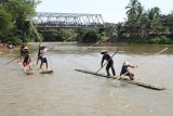 Peserta lomba rakit menyusuri Sungai Air Manna, Sungai Air Manna, Batu Kuning, Bengkulu Selatan, Sabtu (9/3). Lomba yang diikuti oleh puluhan tim tersebut dalam rangka Festival Aiak Manna 2019 guna melestarikan olahraga tradisional sebagai kearifan lokal pendukung pada visit Bengkulu 2020 mendatang. (ANTARA FOTO)