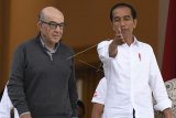 Presiden Joko Widodo (kanan) berbincang dengan CEO Dorna Carmelo Ezpeleta (kiri) disela-sela pertemuan di Istana Bogor, Jawa Barat, Senin (11/3/2019). Pertemuan Presiden dengan CEO Dorna Sport, Dirut Indonesia Tourism Development Corporation (ITDC) dan sejumlah pebalap tim Honda tersebut diantaranya untuk membahas kesiapan dan rencana Indonesia menjadi tuan rumah MotoGP 2021di Mandalika, Nusa Tenggara Barat. (ANTARA FOTO)