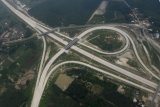 Foto udara jalan tol Trans Sumatera sesi ruas Bakauheni-Terbanggi Besar yang telah diresmikan oleh Presiden Joko Widodo di Lampung, Sabtu (9/3/2019). Jalan tol Trans Sumatera sesi ruas Bakauheni-Terbanggi Besar sepanjang 140,9 km merupakan ruas tol terpanjang di Indonesia, sementara tol Trans Sumatera ruas Palembang-Lampung diperkirakan dapat terhubung pada Juni 2019. (ANTARA FOTO)