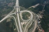 Foto udara jalan tol Trans Sumatera sesi ruas Bakauheni-Terbanggi Besar yang telah diresmikan oleh Presiden Joko Widodo di Lampung, Sabtu (9/3/2019). Jalan tol Trans Sumatera sesi ruas Bakauheni-Terbanggi Besar sepanjang 140,9 km merupakan ruas tol terpanjang di Indonesia, sementara tol Trans Sumatera ruas Palembang-Lampung diperkirakan dapat terhubung pada Juni 2019. (ANTARA FOTO)