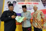 Menteri Agraria Tata Ruang/Badan Pertanahan Nasional (ATR/BPN) Sofyan A Djalil berbincang dengan Wali Kota Banda Aceh Aminullah Usman (kiri) dan Kepala BPN Aceh Saiful saat menyerahkan sertifikat tanah di Banda Aceh, Aceh, Rabu (13/3/2019). Pada 2019 Kementerian ATR/BPN akan mensertifikasi sembilan hingga 10 juta bidang tanah di seluruh Indonesia. (Antara Aceh/Irwansyah Putra)