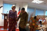 Perancang busana Didiet Maulana memperkenalkan batik tradisional kepada publik di London dalam peragaan batik di Kedutaan Besar RI di London, Senin (11/3/2019). Batik adalah materi busana yang bisa dirancang untuk segala musim dengan rancangan kebaya berbagai model.(ANTARA Foto/ Mulyo Sunyoto)