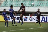 Pesepakbola PSM Makassar  Eero Merknanen (kedua kanan) melakukan sundulan ke gawang Lao Toyota FC dalam laga Grup H Piala AFC 2019 di Stadion Pakansari, Bogor, Jawa Barat, Rabu (13/3/2019). Pada babak pertama PSM Makassar ungguli Lao Toyota FC dengan skor 2-1. ANTARA JABAR/Yulius Satria Wijaya/agr