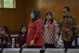 Terdakwa kasus dugaan suap perizinan Meikarta, Neneng Hasanah Yasin (kiri) berjalan menuju ruang sidang untuk menjalani sidang  dengan agenda pemeriksaan saksi di Pengadilan Tipikor, Bandung, Jawa Barat, Rabu (13/3/2019). Pada sidang Bupati Bekasi non aktif tersebut, Jaksa Penuntut Umum KPK menghadirkan sembilan orang saksi dari pemerintahan daerah dan pengembang proyek meikarta. ANTARA JABAR/Raisan Al Farisi/agr