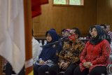 Terdakwa kasus dugaan suap perizinan Meikarta, Neneng Hasanah Yasin (kanan) menjalani sidang  dengan agenda pemeriksaan saksi di Pengadilan Tipikor, Bandung, Jawa Barat, Rabu (13/3/2019). Pada sidang Bupati Bekasi non aktif tersebut, Jaksa Penuntut Umum KPK menghadirkan sembilan orang saksi dari pemerintahan daerah dan pengembang proyek meikarta. ANTARA JABAR/Raisan Al Farisi/agr