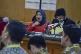 Terdakwa kasus dugaan suap perizinan Meikarta, Neneng Hasanah Yasin (kiri) menjalani sidang  dengan agenda pemeriksaan saksi di Pengadilan Tipikor, Bandung, Jawa Barat, Rabu (13/3/2019). Pada sidang Bupati Bekasi non aktif tersebut, Jaksa Penuntut Umum KPK menghadirkan sembilan orang saksi dari pemerintahan daerah dan pengembang proyek meikarta. ANTARA JABAR/Raisan Al Farisi/agr