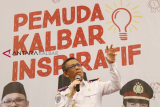 Gubernur Kalimantan Barat Sutarmidji memaparkan tentang etos hidup saat Talkshow Pemuda Kalbar Inspiratif di Pontianak, Kalbar, Rabu (13/3/2019). Pada talkshow yang digelar untuk memotivasi anak muda Kalbar dalam meraih prestasi tersebut turut menghadirkan tiga pemuda Kalbar inspiratif yaitu Syarif Muhammad Fitriansyah (Asisten Ajudan Presiden), Veddriq Leonardo (Atlit Panjat Tebing Peraih Emas Asian Games) serta Muhammad Irfan (Paskibraka Nasional). ANTARA FOTO/Jessica Helena Wuysang