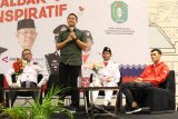 Asisten Ajudan Presiden Joko Widodo yaitu Syarif Muhammad Fitriansyah Alaydrus (tiga kanan) bersama Gubernur Kalimantan Barat Sutarmidji (kiri), Atlit Panjat Tebing Peraih Emas Asian Games Veddriq Leonardo (kanan) dan Paskibraka Nasional Muhammad Irfan (kedua kanan), menceritakan pengalamannya saat Talkshow Pemuda Kalbar Inspiratif di Pontianak, Kalbar, Rabu (13/3/2019). Pada talkshow yang digelar untuk memotivasi anak muda Kalbar dalam meraih prestasi tersebut turut menghadirkan tiga pemuda Kalbar inspiratif yaitu Syarif Muhammad Fitriansyah (Asisten Ajudan Presiden), Veddriq Leonardo (Atlit Panjat Tebing Peraih Emas Asian Games) serta Muhammad Irfan (Paskibraka Nasional). ANTARA FOTO/Jessica Helena Wuysang