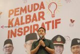 Asisten Ajudan Presiden Joko Widodo yaitu Syarif Muhammad Fitriansyah Alaydrus menceritakan pengalamannya saat Talkshow Pemuda Kalbar Inspiratif di Pontianak, Kalimantan Barat, Rabu (13/3/2019). Pada talkshow yang digelar untuk memotivasi anak muda Kalbar dalam meraih prestasi tersebut turut menghadirkan tiga pemuda Kalbar inspiratif yaitu Syarif Muhammad Fitriansyah (Asisten Ajudan Presiden), Veddriq Leonardo (Atlit Panjat Tebing Peraih Emas Asian Games) serta Muhammad Irfan (Paskibraka Nasional). ANTARA FOTO/Jessica Helena Wuysang