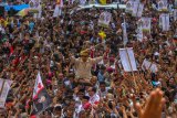 Calon Presiden nomor urut 02 Prabowo Subianto menyapa warga Riau saat tiba di Gelanggang Remaja Kota Pekanbaru, Riau, Rabu (13/3/2019). Dalam kampanyenya Prabowo meminta dukungan untuk memenangkan pasangan Prabowo-Sandi dalam pemilihan Presiden dan Wakil Presiden pada April mendatang, sekaligus menyampaikan pesan kepada seluruh pendukungnya untuk hidup damai serta saling menghormati meskipun berbeda pilihan. (ANTARA FOTO)