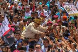 Calon Presiden nomor urut 02 Prabowo Subianto menyapa warga Riau saat tiba di Gelanggang Remaja Kota Pekanbaru, Riau, Rabu (13/3/2019). Dalam kampanyenya Prabowo meminta dukungan untuk memenangkan pasangan Prabowo-Sandi dalam pemilihan Presiden dan Wakil Presiden pada April mendatang, sekaligus menyampaikan pesan kepada seluruh pendukungnya untuk hidup damai serta saling menghormati meskipun berbeda pilihan. (ANTARA FOTO)