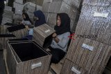 Pekerja memproduksi keranjang berbahan mendong di Kampung Singkup, Kota Tasikmalaya, Jawa Barat, Kamis (14/3/2019). Produksi keranjang berbahan baku tanaman mendong tersebut diekspor ke Amerika Serikat dengan produksi 10.000 set keranjang per bulan dengan harga Rp100 ribu per set. ANTARA JABAR/Adeng Bustomi/agr