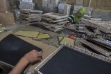 Pekerja memproduksi keranjang berbahan mendong di Kampung Singkup, Kota Tasikmalaya, Jawa Barat, Kamis (14/3/2019). Produksi keranjang berbahan baku tanaman mendong tersebut diekspor ke Amerika Serikat dengan produksi 10.000 set keranjang per bulan dengan harga Rp100 ribu per set. ANTARA JABAR/Adeng Bustomi/agr