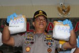 Kapolda Kalbar Irjen Pol Didi Haryono memperlihatkan barang bukti empat kilogram sabu-sabu saat rilis ungkap kasus di Mapolda Kalbar, Rabu (13/3/2019). Polda Kalbar dan BNN Kalbar merilis hasil penangkapan berupa empat kilogram sabu-sabu dan 534 butir ekstasi yang diselundupkan dari Malaysia oleh delapan anggota sindikat penyelundupan narkoba lintas daerah serta melibatkan dua tahanan Lapas Klas II A Pontianak. ANTARA FOTO/Jessica Helena Wuysang