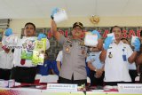 Kapolda Kalbar Irjen Pol Didi Haryono (tengah) didampingi Kepala BNN Kalbar Brigjen Pol Suyatmo (kanan) dan Direktur Resnarkoba Polda Kalbar Kombes Pol Gembong Yudha (kiri) memperlihatkan barang bukti saat rilis ungkap kasus di Mapolda Kalbar, Rabu (13/3/2019). Polda Kalbar dan BNN Kalbar merilis hasil penangkapan berupa empat kilogram sabu-sabu dan 534 butir ekstasi yang diselundupkan dari Malaysia oleh delapan anggota sindikat penyelundupan narkoba lintas daerah serta melibatkan dua tahanan Lapas Klas II A Pontianak. ANTARA FOTO/Jessica Helena Wuysang