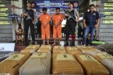 Polisi menunjukan tersangka berserta barang bukti narkoba saat rilis di Makopolres Tasikmalaya Kota, Jawa Barat, Kamis (15/3/2019). Polres Tasikmalaya Kota mengamankan dua bandar pengedar ganja dengan barang bukti lima kilogram ganja dan 34 gram sabu-sabu dengan modus 