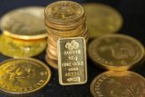 Dolar turun, harga emas melonjak