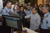 Wakil Presiden Jusuf Kalla (kedua kanan) meninjau stan pameran saat pembukaan 