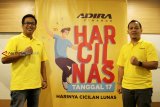 Head of Branch SSD Pontianak 1 Taufik Fildi (kiri) dan Marketing Manager Area Kalimantan Handry Murdi Herpani (kanan) berfoto bersama saat peluncuran HARCILNAS Adira Finance di Pontianak, Kalimantan Barat, Kamis (14/3/2019). Harcilnas adalah program undian berhadiah berbasis poin yang ditujukan bagi konsumen baru ataupun yang masih aktif memiliki pembiayaan di Adira Finance, berupa pembiayaan otomotif maupun non otomotif (Multiguna, Durable Goods) serta memiliki catatan sangat baik. ANTARA FOTO/HS Putra/jhw