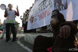 Kepala Balai Konservasi Sumber Daya Alam (BKSDA) Aceh Sapto Aji Prabowo menyampaikan orasi saat aksi damai adili pelaku penembakkan seekor orangutan bernama Hope dan anaknya yang digelar aktivis peduli lingkungan di Banda Aceh, Aceh, Jumat (15/3/2019). Aktivis lingkungan yang tergabung dalam Koalisi Peduli Orangutan Sumatera meminta aparat penegak hukum mengusut pelaku pembunuhan dan penembakkan orangutan di Kota Subulussalam yang mengakibatkan seekor anak orangutan mati dan induknya harus mendapat perawatan di Pusat Karantina Orangutan di Sibolangit, Sumatera Utara akibat tertembak 74 butir peluru senapan angin. (Antara Aceh/Irwansyah Putra)