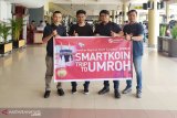 Smartfren menyerahkan reward smart koin ke mitra outlet di Padang