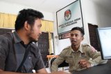 Anggota KPU Singkawang Divisi Data dan Informasi Umar Faruq (kanan) menjelaskan pengurusan pindah memilih kepada Mahendra, warga asal Surabaya di Kantor KPU Kota Singkawang, Kalimantan Barat, Kamis (14/3/2019). KPU Kota Singkawang memfasilitasi warga dari daerah lain untuk mengurus formulir A5 agar dapat menggunakan hak pilihnya di Kota Singkawang saat Pemilu 2019 mendatang dengan menyediakan layanan pindah memilih. ANTARA FOTO/Jessica Helena Wuysang