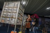 Pengunjung melihat sejumlah prangko koleksi Museum Pos Indonesia yang dipamerkan pada acara Museum Festivities di Gedung Sate, Bandung, Jawa Barat, Jumat (15/3/2019). Acara tersebut merupakan Eksebisi 3D koleksi 48 Museum se-Jawa Barat yang bertujuan sebagai pengenalan terhadap keberadaan museum dan edukasi bagi masyarakat. ANTARA JABAR/Novrian Arbi/agr.