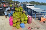 Pekerja memindahkan tabung gas elpiji subsidi ukuran tiga kilogram untuk kebutuhan warga pulau saat pengapalan di pelabuhan penyeberangan Ulee Lheue, Banda Aceh, Jumat (14/3/2019). Menurut warga Pulau Nasi dan Pulau Beras di wilayah kecamatan Pulau Aceh, Kabupaten Aceh Besar tersebut, gas elpiji subsidi ukuran tiga kilogram yang dipasok dari daratan Banda Aceh itu lebih mudah diperoleh pada pedagang pengecer dengan harga pembelian Rp30.000 hingga Rp32.000 pertabung dibanding pada pangkalan resmi stok elpiji selalu habis. (Antara Aceh/Ampelsa)