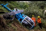 Petugas Basarnas memeriksa helikopter B-105 PK EAH milik PT Air Transport Service yang jatuh di Desa Jayaratu, Kabupaten Tasikmalaya, Jawa Barat, Sabtu (16/3/2019). ANTARA FOTO/Dok Basarnas/nym