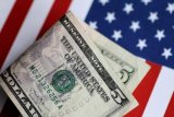 Dolar AS melemah pada akhir perdagangan Jumat pagi