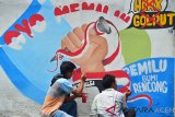 Sejumlah kelompok seniman melukis mural saat mengikuti lomba mural pemilu bertema, Pemilih Berdaulat Negara Kuat di Lampineung, Banda Aceh, Sabtu (16/3/2019). Lomba mural yang digelar Komisi Independen Pemilihan (KIP) Aceh itu merupakan inspirasi para seniman dalam mengaktualisasikan pesan demokrasi melalui karya seni dan sekaligus sosialisasi kepada masyarakat tentang pentingnya hak memilih pada pemilihan umum 17 April 2019 (Antara Aceh/Ampelsa)