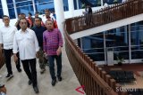 Menteri Perhubungan Budi Karya Sumadi (tengah) didampingi Dirut Pelindo I Bambang Eka Cahyana (kanan) Komisaris Utama Refly Harun (kiri) dan jajaran direksi melihat interior terminal penumpang Pelabuhan Sibolga, di Sibolga, Sumatera Utara, Sabtu (16/3/2019). Peninjauan Menhub tersebut untuk melihat kesiapan peresmian pengembangan Pelabuhan Sibolga yang rencana akan diresmikan Presiden Joko Widodo pada Minggu (17/3).  (Antara Sumut / Irsan)