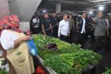 Presiden Joko Widodo (kedua kanan) mengunjungi Pasar Petisah di Medan, Sumatera Utara, Sabtu (16/3/2019). Dalam kunjungannya presiden mendengarkan keluhan-keluhan masyarakat secara langsung. ANTARA FOTO/Akbar Nugroho Gumay/nz