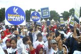 Massa pendukung pasangan calon (paslon) Presiden dan Wakil Presiden Joko Widodo-Ma'ruf Amin mengikuti Festival Rakyat Bogor Bersatu di Lapangan Softball GOR Pajajaran, Kota Bogor, Jawa Barat, Sabtu (16/3/2019). Festival Rakyat Bogor Bersatu yang diselenggarakan Keluarga Alumni IPB (KamIPB) Bersatu tersebut diikuti sejumlah alumni SMA se-Bogor Raya, Jakarta dan alumni perguruan tinggi negeri di Indonesia yang mendeklarasikan dukungannya untuk paslon Joko Widodo-Ma'ruf Amin dalam pemilihan Presiden dan Wakil Presiden 2019. ANTARA JABAR/Arif Firmansyah/agr.