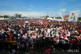 Masyarakat padati halaman komplek perkantoran Pemprov Kalsel saat Millenial Road Safety Festival di komplek perkantoran Pemprov Kalsel, Banjarbaru, Kalimantan Selatan,  Minggu (17/3/2019).Millenial Road Safety Festival di Kalsel merupakan kampanye tertib dan selamat berlalu lintas kalangan Millenial usia 15-35 tahun, yang dimeriahkan dengan berbagai acara seperti Color Fun Walk dan mendatangkan penyanyi Isyana Sarasvati. Foto Antaranews Kalsel/Bayu Pratama S.