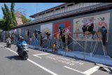 Para seniman mengikuti lomba mural Pemilu 2019 bertema Pemilih Berdaulat Negara Kuat di Denpasar, Bali, Minggu (17/3/2019). Kegiatan yang diselenggarakan oleh KPU Provinsi Bali tersebut sebagai sosialisasi untuk pemilih pemula yang sebagian besar pelajar supaya menggunakan hak suaranya dalam Pemilu pada 17 April mendatang. ANTARA FOTO/Nyoman Hendra Wibowo/nym