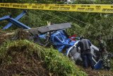 Petugas Komisi Nasional Keselamatan Transportasi (KNKT) dan TNI AU Lanud Wiriadinata mengidentifikasi kondisi bangkai pesawat Helikopter B-105 PK EAH PT Air Transport Service pasca terjatuh di Gunung Situhiang, Cigalantong, Kabupaten Tasikmalaya, Jawa Barat, Minggu (17/3/2019). KNKT masih melakukan penyelidikan penyebab kecelakaan jatuhnya helikopter yang mengakibatkan empat orang awak pesawat luka-luka. ANTARA JABAR/Adeng Bustomi/agr
 
