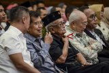 Wakil Presiden Jusuf Kalla (kedua kiri) menghadiri Silaturahmi Kebangsaan di Bandung, Jawa Barat, Minggu (16/3/2019). Dalam kunjungan kerjanya di Bandung, Wakil Presiden Jusuf Kalla berkesempatan untuk meresmikan Pikiran Rakyat Tv serta berdialog bersama pada acara Silaturahmi Kebangsaan yang diadakan oleh Jenggala Center. ANTARA JABAR/Raisan Al Farisi/agr