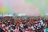 Suasana Millenial Color Fun Walk saat Millenial Road Safety Festival di komplek perkantoran Pemprov Kalsel, Banjarbaru, Kalimantan Selatan,  Minggu (17/3/2019).Millenial Road Safety Festival di Kalsel merupakan kampanye tertib dan selamat berlalu lintas kalangan Millenial usia 15-35 tahun, yang dimeriahkan dengan berbagai acara seperti Color Fun Walk dan mendatangkan penyanyi Isyana Sarasvati. Foto Antaranews Kalsel/Bayu Pratama S.