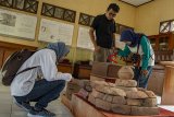 Pengunjung mengamati artefak koleksi Museum Situs Batujaya di Kompleks Situs Percandian Batujaya, Karawang, Jawa Barat, Sabtu (16/3/2019). Museum tersebut menyimpan serta melindungi sejumlah artefak yang ditemukan di kompleks situs percandian Batujaya. ANTARA JABAR/M Ibnu Chazar/agr