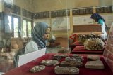 Pengunjung mengamati artefak koleksi Museum Situs Batujaya di Kompleks Situs Percandian Batujaya, Karawang, Jawa Barat, Sabtu (16/3/2019). Museum tersebut menyimpan serta melindungi sejumlah artefak yang ditemukan di kompleks situs percandian Batujaya. ANTARA JABAR/M Ibnu Chazar/agr