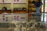 Pengunjung mengamati artefak koleksi Museum Situs Batujaya di Kompleks Situs Percandian Batujaya, Karawang, Jawa Barat, Sabtu (16/3/2019). Museum tersebut menyimpan serta melindungi sejumlah artefak yang ditemukan di kompleks situs percandian Batujaya. ANTARA JABAR/M Ibnu Chazar/agr