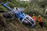 Petugas Basarnas mengevakuasi pesawat Helikopter B-105 PK EAH yang jatuh milik PT Air Transport Service di Desa Jayaratu, Kabupaten Tasikmalaya, Jawa Barat, Sabtu (16/3/2019). ANTARA JABAR/Dok Basarnas/ADB/agr