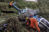 Petugas Basarnas mengevakuasi pesawat Helikopter B-105 PK EAH yang jatuh milik PT Air Transport Service di Desa Jayaratu, Kabupaten Tasikmalaya, Jawa Barat, Sabtu (16/3/2019). ANTARA JABAR/Dok Basarnas/ADB/agr