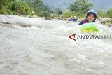 Pelajar dari SMKN 1 Rengasdengklok mencoba olahraga air Riverboarding di Sungai Cigeuntis, Karawang, Jawa Barat, Minggu (17/3/2019). Percobaan olahraga air tersebut untuk mengukur volume arus air sungai yang berpotensi sebagai wahana latihan riverboarding dan wisata air sekaligus membina generasi muda untuk mencintai sungai. ANTARA JABAR/M Ibnu Chazar/agr.