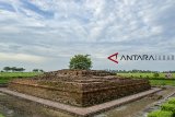 Sejumlah pengunjung berada di area Candi Jiwa di Kompleks Situs Percandian Batujaya, Karawang, Jawa Barat, Sabtu (16/3/2019). Candi Jiwa yang diperkirakan dibangun pada abad II - XII Masehi menjadi salah satu destinasi wisata sejarah tentang masa kejayaan agama Budha dan Kerajaan Tarumanegara. ANTARA JABAR/M Ibnu Chazar/agr