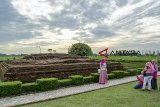 Sejumlah pengunjung berfoto di area Candi Jiwa di Kompleks Situs Percandian Batujaya, Karawang, Jawa Barat, Sabtu (16/3/2019). Candi Jiwa yang diperkirakan dibangun pada abad II - XII Masehi menjadi salah satu destinasi wisata sejarah tentang masa kejayaan agama Budha dan Kerajaan Tarumanegara. ANTARA JABAR/M Ibnu Chazar/agr